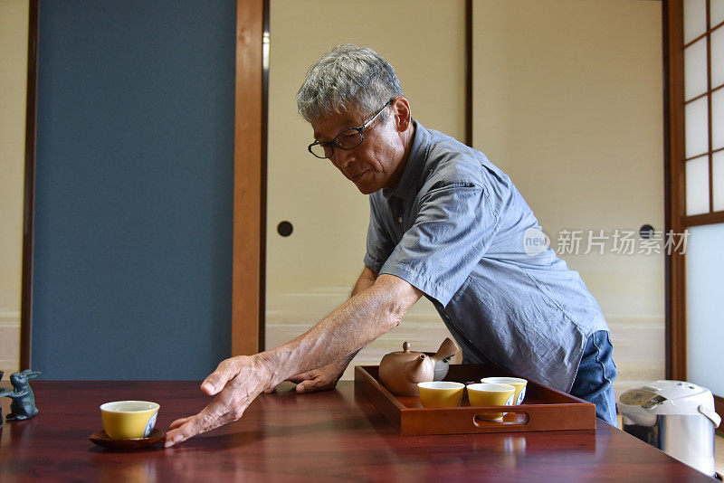 Japanese / english man picking tea leaves in Japan - stock image